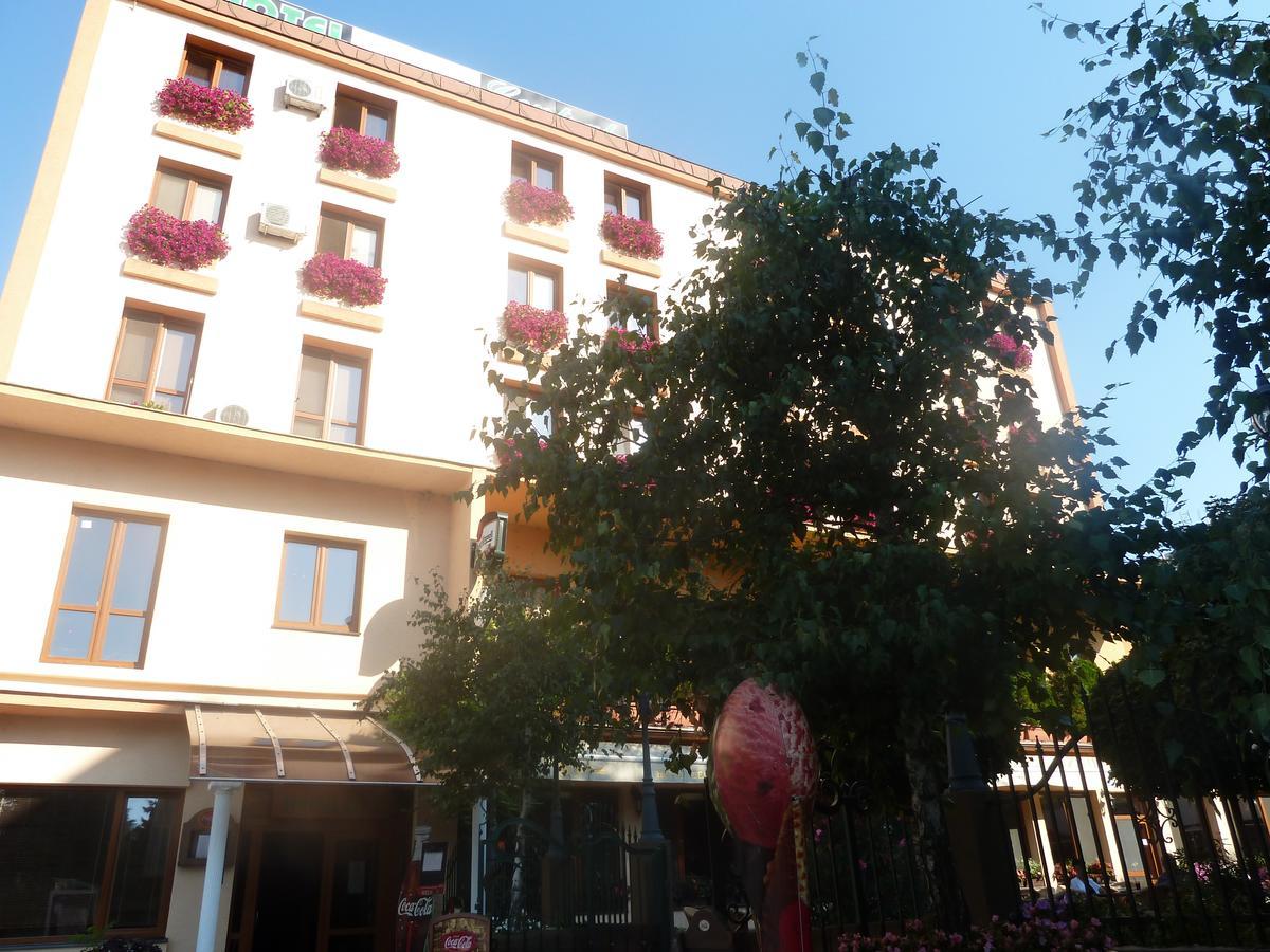 Hotel Centrál Šaľa Exterior foto