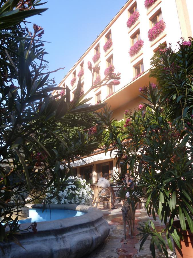 Hotel Centrál Šaľa Exterior foto